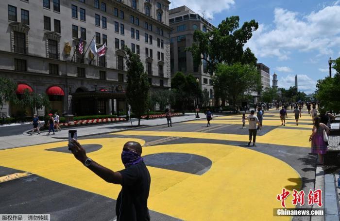 6月5日，美国首都华盛顿哥伦比亚特区市长鲍泽要求在通往白宫的16街路面上，漆上了“黑人的命也是命”的字样。当地时间5日一早，华盛顿哥伦比亚特区政府就出动多名人员，以鲜黄色油漆在16街路面，漆上了“黑人的命也是命”(Black Lives Matter)的字样。位于华盛顿西北区的16街总长约10.3公里，道路最南端连接白宫。与此同时，K街至H街间的16街区段，也被改名为“黑人的命也是命广场”(Black Lives Matter Plaza)。